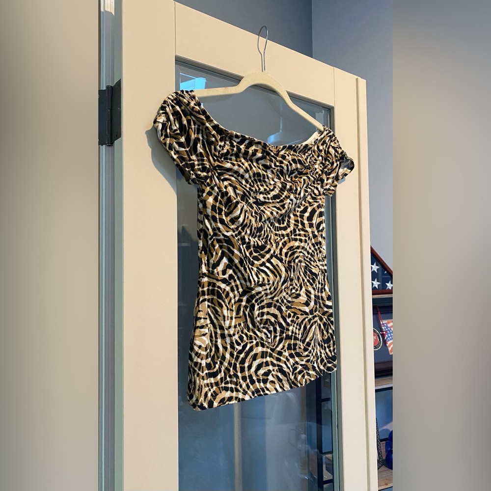 🤎🖤🤍Express Patterned Off-the-Shoulder Top - Picture 2 of 5